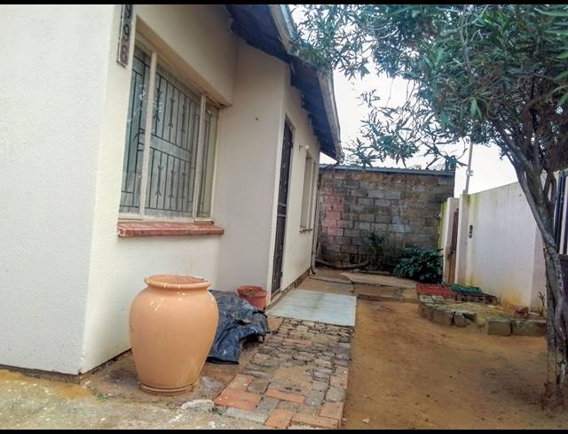 2 BEDROOM FREEHOLD FOR SALE IN KAGISO